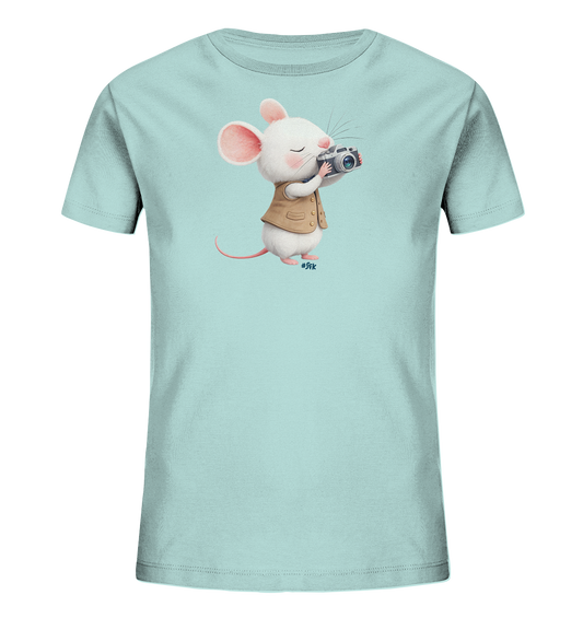 Onlineshop Shirts fuer Kinder - Das Bild zeigt ein hellblaues T-Shirt fuer Kinder. Auf der Vorderseite ist eine niedliche weisse Maus abgebildet, die eine braune Weste traegt. Die Maus haelt eine Kamera und scheint gerade ein Foto zu machen. Das Design wirkt verspielt und liebevoll gestaltet.