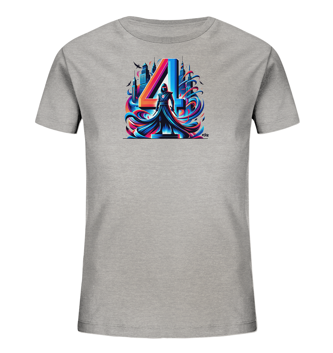 Onlineshop Shirts fuer Kinder - Das Bild zeigt ein graues T-Shirt mit einer markanten Grafik auf der Vorderseite. Das Design praesentiert eine grosse, farbenfrohe Zahl Vier vor einer Stadtsilhouette. Eine Gestalt in einem dunklen Umhang steht mittig, umgeben von dynamischen, leuchtenden Baendern. Die Grafik wirkt sehr stilisiert und hat eine moderne, kraftvolle Ausstrahlung.