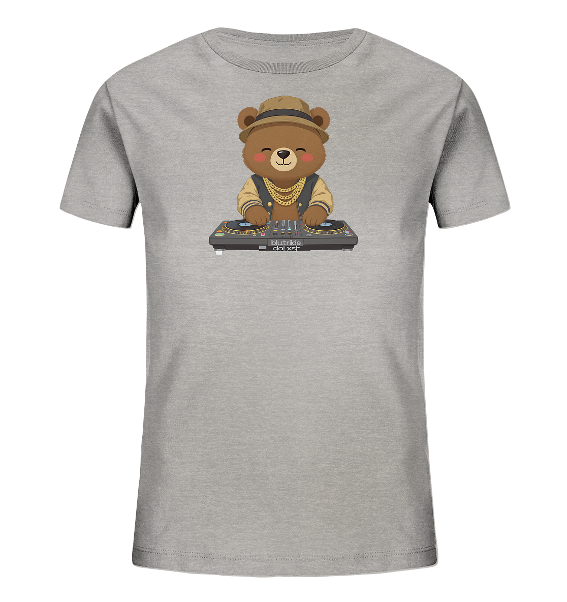 Onlineshop Shirts fuer Kinder - Das Bild zeigt ein hellgraues Kinder-T-Shirt mit einem niedlichen Cartoon-Baerenmotiv auf der Vorderseite. Der Baer traegt einen Hut, eine goldene Kette und sitzt laechelnd vor einem detaillierten DJ-Mischpult. Das Design verleiht dem Shirt einen verspielten und coolen Charakter. Es ist eine ansprechende Darstellung fuer Kinder.