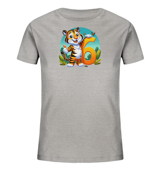 Onlineshop Shirts fuer Kinder - Das Bild zeigt ein graues T-Shirt fuer Kinder mit einem froehlichen Aufdruck. Ein lachender Cartoon-Tiger steht neben der grossen orangefarbenen Zahl '6'. Der Tiger gibt einen Daumen hoch, waehrend ein Schmetterling ueber der Zahl fliegt. Gruene Pflanzen umrahmen das Motiv auf dem hellblauen Hintergrund.