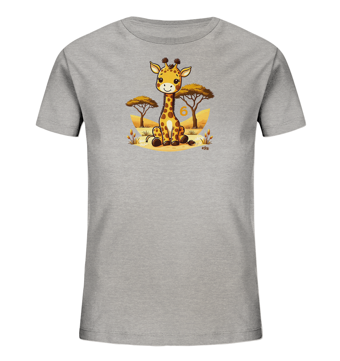 Onlineshop Shirts fuer Kinder - Das Bild zeigt ein graues T-Shirt mit einem verspielten Motiv einer sitzenden Giraffe. Die Giraffe, in einem freundlichen Cartoon-Stil, ist vor einem Hintergrund mit Savannenbaeumen und Gras abgebildet. Deutlich sichtbar neben der Giraffe steht die Zahl '6'. Das Design wirkt froehlich und farbenfroh, passend fuer ein Kinder T-Shirt.