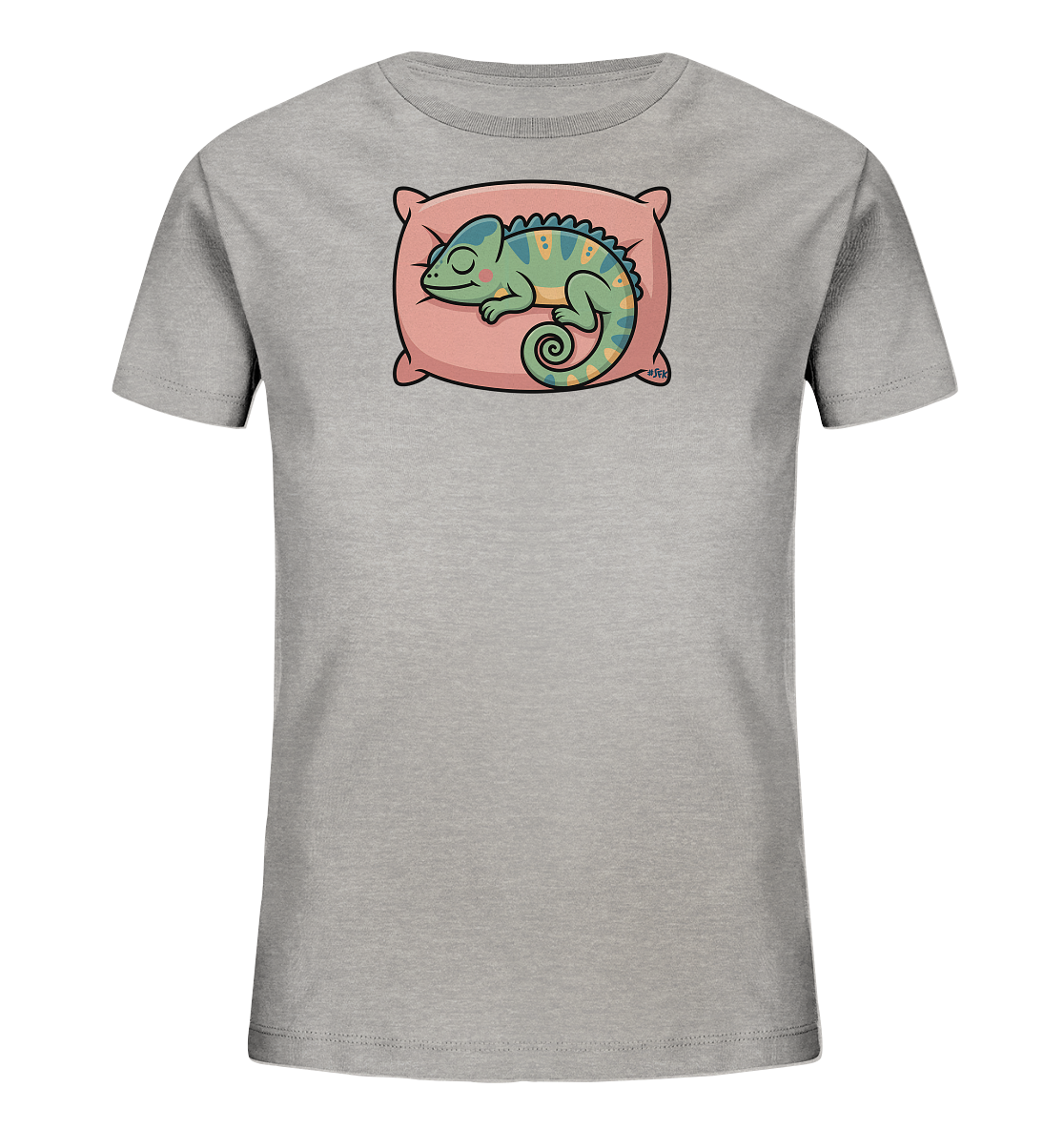 Onlineshop Shirts fuer Kinder - Das Bild zeigt ein hellgraues Kinder-T-Shirt mit einem niedlichen Motiv auf der Vorderseite. Im Zentrum ist ein friedlich schlafendes Chamaeleon auf einem rosa Kissen abgebildet. Das Chamaeleon ist gruenlich-blau mit gelben Akzenten und geringeltem Schwanz dargestellt. Dieses Design verleiht dem Shirt einen ruhigen und verspielten Charakter.