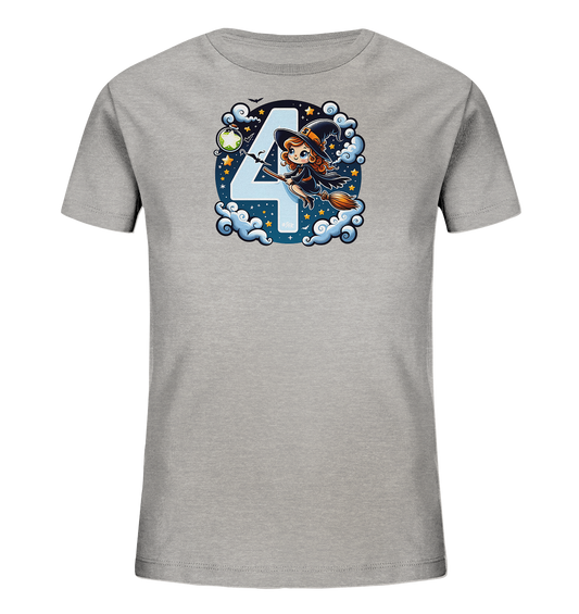 Onlineshop Shirts fuer Kinder - Dieses graue Kinder-T-Shirt zeigt eine farbenfrohe Grafik auf der Vorderseite. Eine freundliche Zeichentrick-Hexe fliegt auf einem Besen vor einer grossen, blauen Zahl 4. Um sie herum sind verspielte Elemente wie Wolken, Sterne, Fledermaeuse und ein Mond oder eine Flasche abgebildet. Das Design hat eine magische oder Halloween-Thematik und wirkt sehr lebhaft.