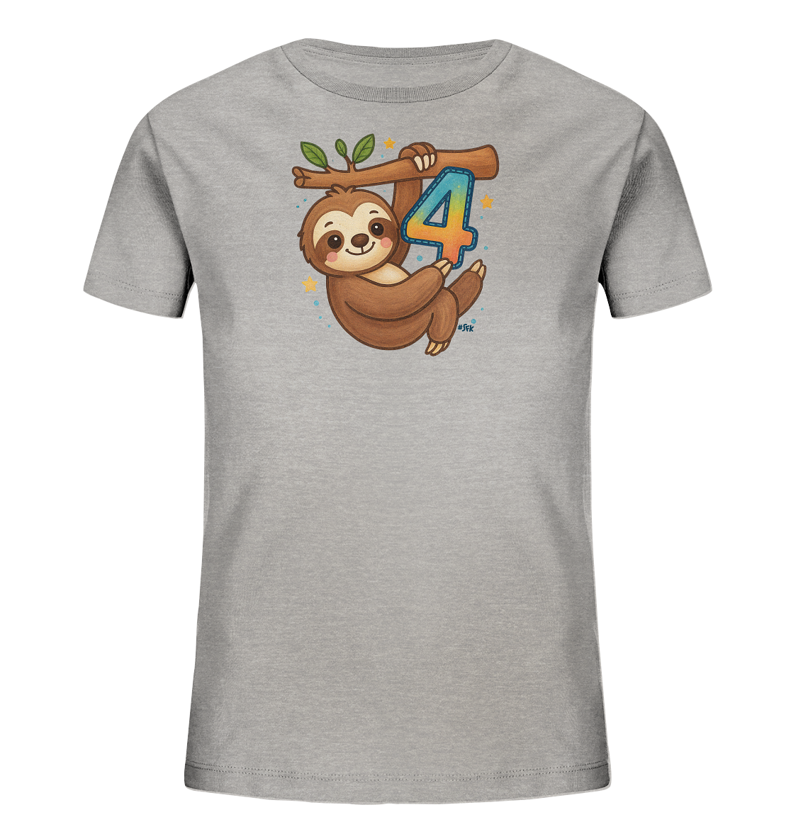 Onlineshop Shirts fuer Kinder - Das Bild zeigt ein hellgraues Kinder-T-Shirt mit einer Illustration eines Faultiers. Das Faultier haengt laechelnd an einem Ast mit gruenen Blaettern. In seinen Pfoten haelt es die Zahl '4', die in leuchtenden Farben wie Blau, Gruen, Gelb und Orange gestaltet ist. Kleine Sterne und Blasen umgeben das Faultier und die Zahl.