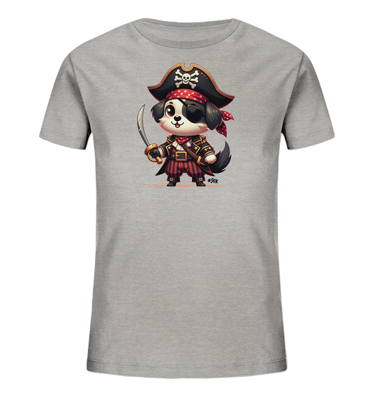 Onlineshop Shirts fuer Kinder - Dieses graue Kinder-T-Shirt zeigt eine detailreiche Illustration eines niedlichen Hundes in Piratenkleidung. Der Hund traegt einen Piratenhut mit Totenkopf, eine Augenklappe und haelt einen Saebel. Seine Kleidung besteht aus einem gestreiften Oberteil und einer Hose. Das Design ist farbenfroh und verspielt, ideal fuer junge Abenteurer.