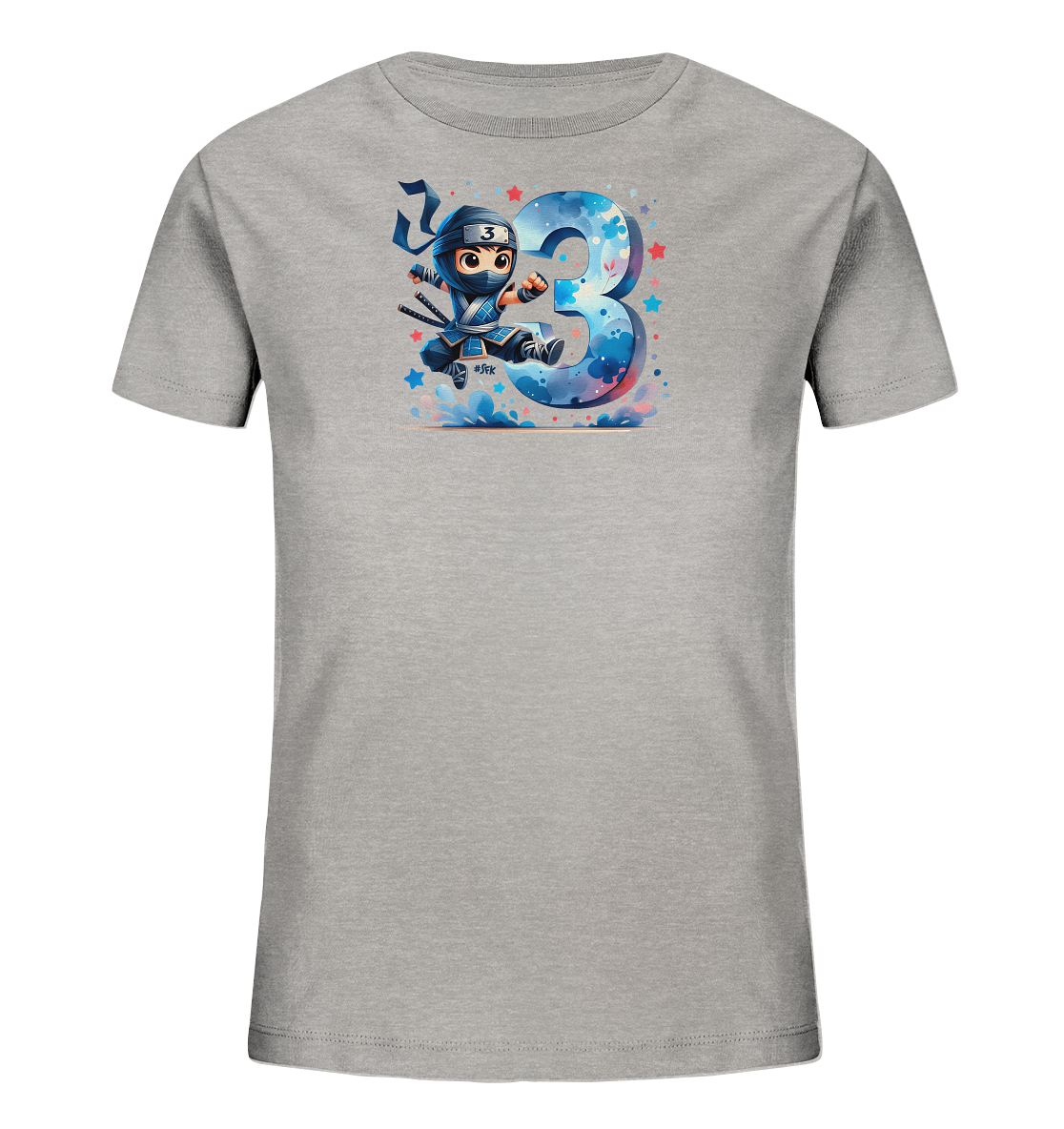 Onlineshop Shirts fuer Kinder - Das Bild zeigt ein graues T-Shirt fuer Kinder mit einem aufgedruckten Motiv. Ein kleiner, cartoonhafter Ninja springt vor einer grossen, stilisierten Zahl '3'. Die Zahl und der Hintergrund sind mit einem farbenfrohen Wasserfarben-Effekt und Sternen gestaltet. Dieses Design verleiht dem Shirt einen dynamischen und verspielten Look.