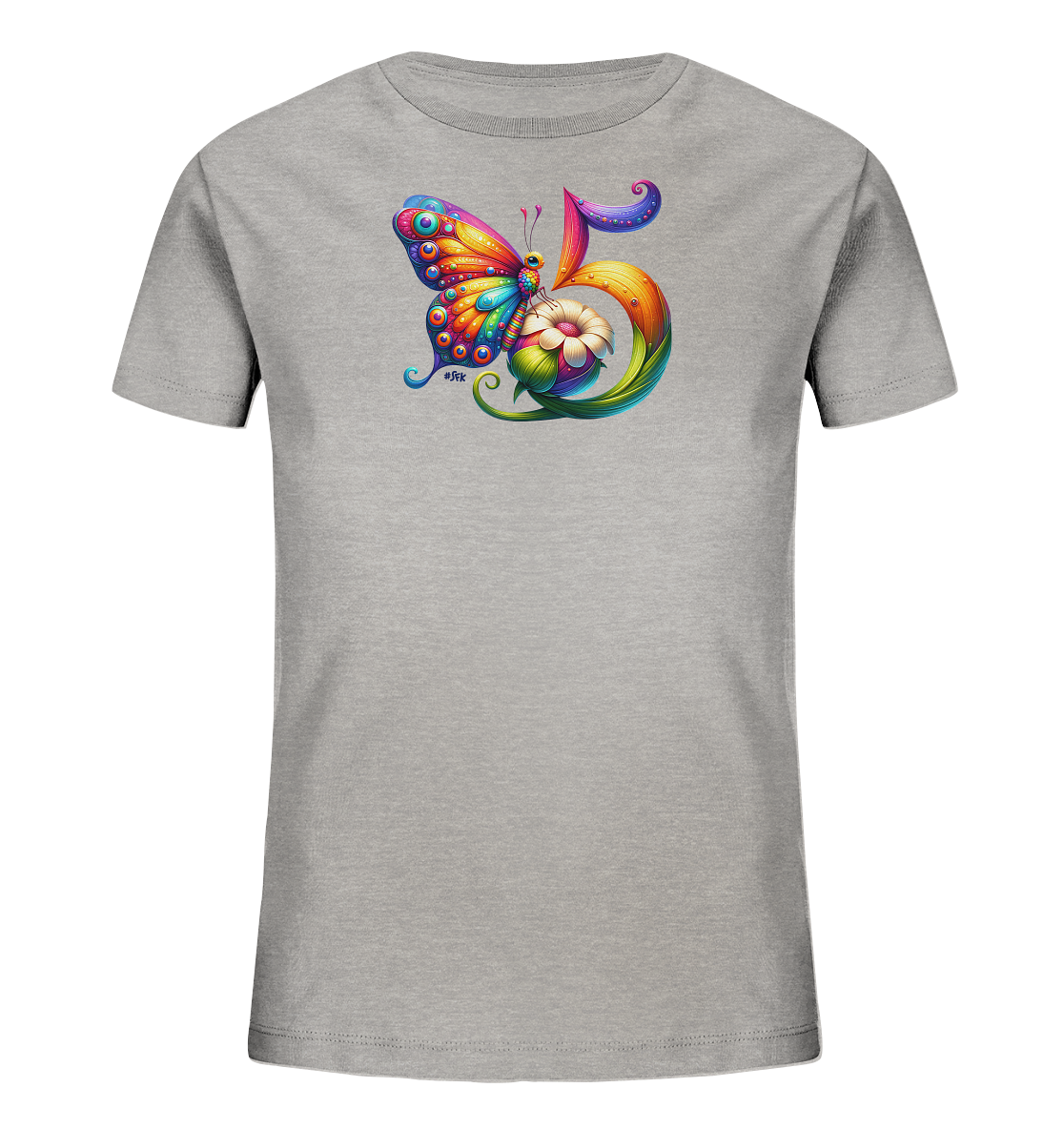 Onlineshop Shirts fuer Kinder - Das Bild zeigt ein graues Kinder-T-Shirt mit einem bunten, kuenstlerischen Motiv auf der Vorderseite. Im Zentrum des Designs stehen ein farbenpraechtiger Schmetterling und eine grosse, stilisierte Zahl '5', die von floralen Elementen und Blaettern umgeben ist. Der Schmetterling hat leuchtende Fluegelmuster, und die Zahl '5' ist in einem Regenbogenverlauf gestaltet. Die Gesamtkomposition ist sehr lebendig und verspielt.