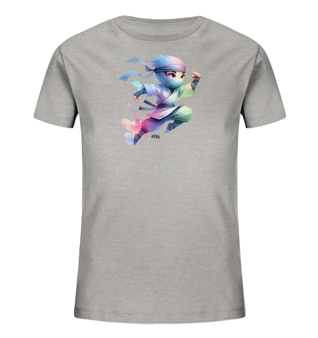 Onlineshop Shirts fuer Kinder - Das Bild zeigt ein graues Kinder-T-Shirt mit einem dynamischen Motiv. Ein kleiner, cartoonhafter Charakter in Ninja-Kleidung springt nach vorne. Die Figur ist in lebendigen Aquarell-Farben wie Pink, Blau und Gruen dargestellt. Bunte Farbkleckse umgeben den Charakter und verleihen dem Design Energie.