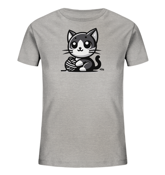 Onlineshop Shirts fuer Kinder - Das Bild zeigt ein graues Kinder-T-Shirt mit einem niedlichen, grafischen Motiv einer Katze. Die Katze ist in Schwarz und Weiss dargestellt und sitzt mit einem Garnknaeuel davor. Sie hat grosse Augen und schaut verspielt. Das Design ist einfach und ansprechend fuer Kinder.