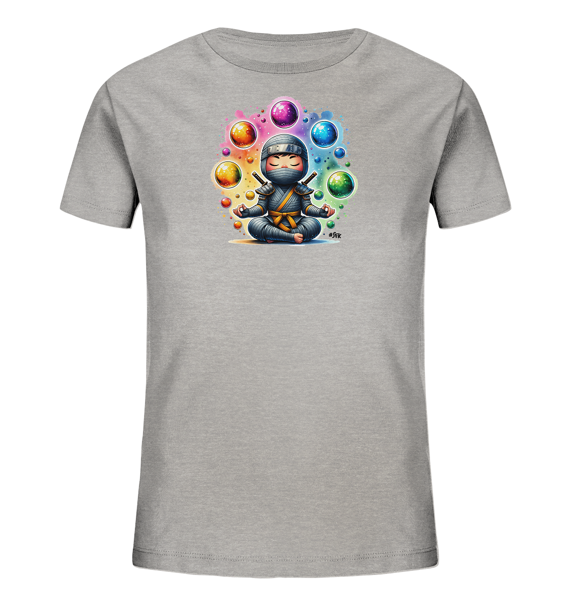 Onlineshop Shirts fuer Kinder - Das Bild zeigt ein graues Kinder-T-Shirt mit einem Druck auf der Vorderseite. Der Druck zeigt einen Cartoon-Ninja, der in Meditation mit gekreuzten Beinen sitzt und einen dunkelgrauen Anzug sowie einen gelben Guertel traegt. Um den Ninja schweben mehrere farbige, leuchtende Kugeln in Rottoenen, Orange, Gelb, Gruen, Blau und Lila. Die Szene hat eine friedliche und dennoch verspielte Ästhetik mit einem sanften, farbigen Hintergrundgradienten.