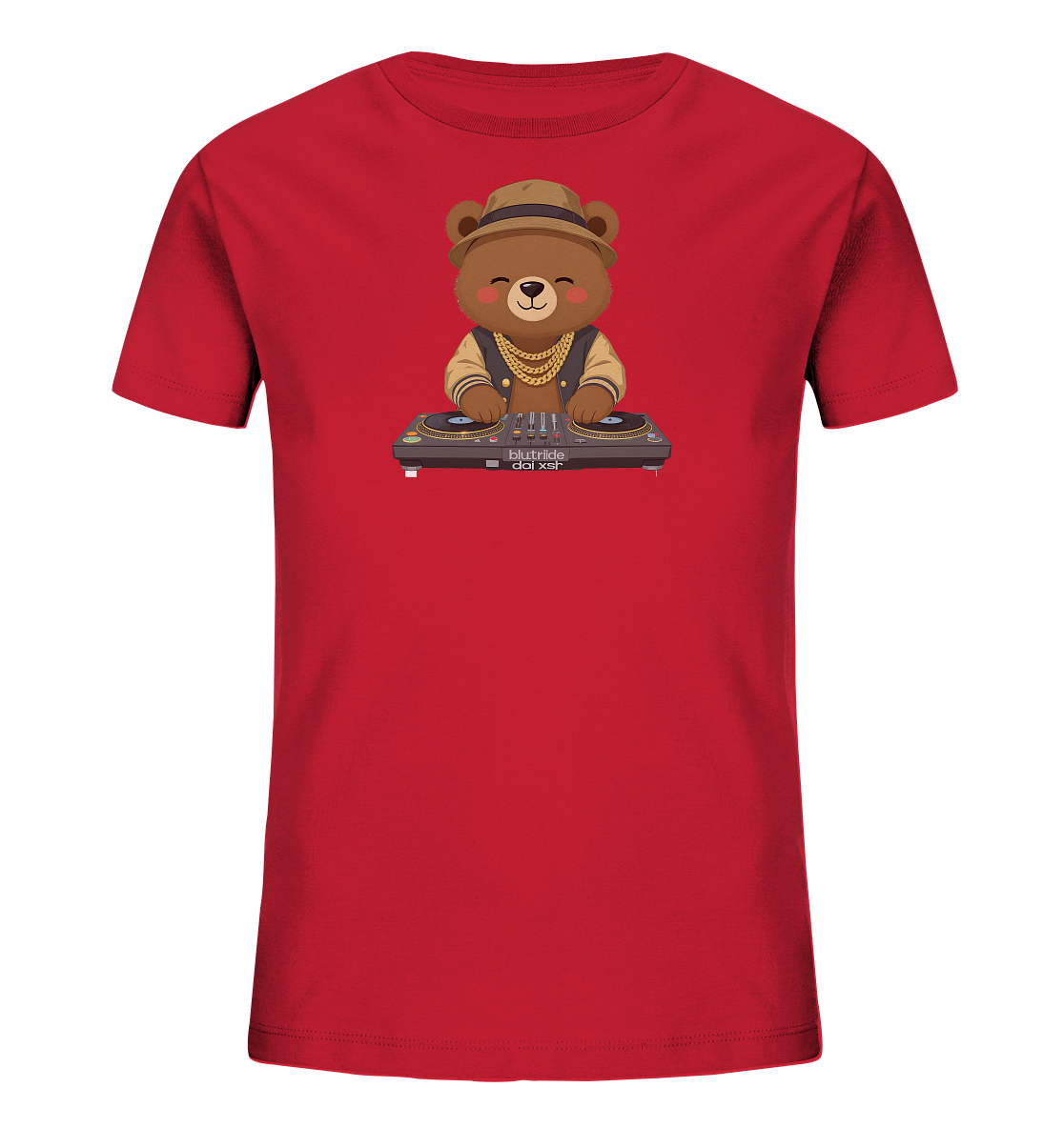 Onlineshop Shirts fuer Kinder - Das Bild zeigt ein rotes Kinder-T-Shirt mit einem niedlichen Baerenmotiv auf der Vorderseite. Der Baer ist als DJ gekleidet, traegt einen Hut, eine Bomberjacke und eine goldene Kette. Er steht hinter einem DJ-Pult mit Plattenspielern und hat ein freundliches Laecheln im Gesicht. Das Design wirkt froehlich und verspielt.