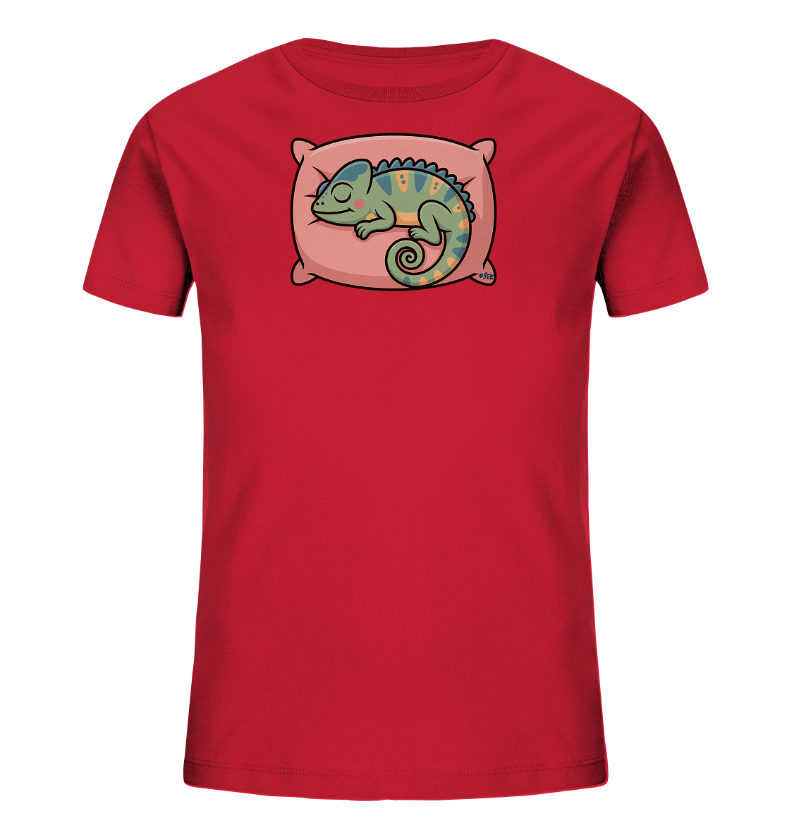 Onlineshop Shirts fuer Kinder - Das Bild zeigt ein rotes Kinder-T-Shirt mit einem niedlichen Aufdruck eines schlafenden Chamaeleons. Das Chamaeleon liegt entspannt auf einem rosafarbenen Kissen, mit geschlossenen Augen und geringeltem Schwanz. Sein Koerper ist gruenlich-blau mit gelben Akzenten, was einen verspielten Kontrast bildet. Das Design vermittelt eine ruhige und friedliche Stimmung.