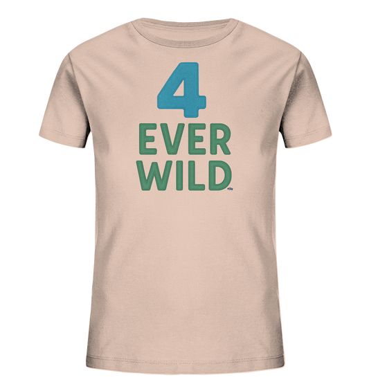 Onlineshop Shirts fuer Kinder - Das Bild zeigt ein cremefarbenes T-Shirt fuer Kinder. Auf der Vorderseite ist zentral die grosse Zahl '4' in Blau platziert. Darunter steht in gruener Schrift der Text "EVER WILD". Das Design ist einfach und auf den Schriftzug fokussiert, was dem Shirt einen klaren Look verleiht.