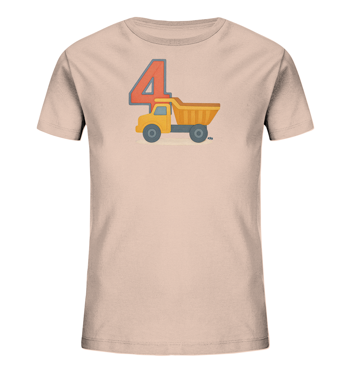 Onlineshop Shirts fuer Kinder - Das Bild zeigt ein hellbeigefarbenes T-Shirt mit einem Motiv fuer Kinder. Auf der Vorderseite ist eine grosse, orangefarbene Zahl "4" mit grauem Rand abgebildet. Daneben faehrt ein gelber Spielzeug-LKW auf sandigem Untergrund. Das Design ist einfach und froehlich gestaltet.