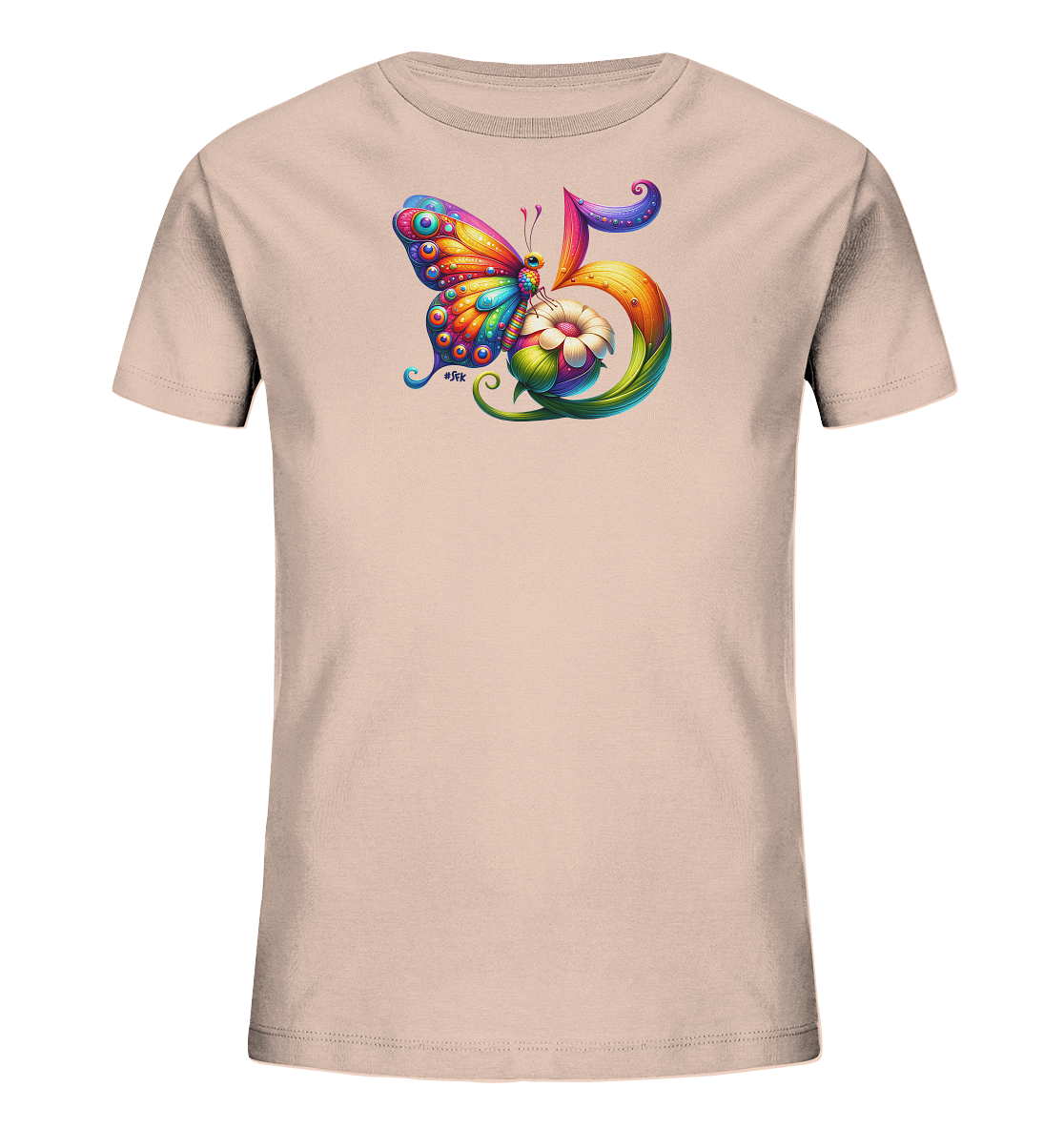 Onlineshop Shirts fuer Kinder - Das Bild zeigt ein hellrosa Kinder-T-Shirt mit einem farbenfrohen Motiv. Im Zentrum ist ein detaillierter Schmetterling mit leuchtenden Fluegeln zu sehen, der auf einer stilisierten Blume sitzt. Dahinter windet sich die Zahl '5' in Regenbogenfarben. Das Design wirkt kuenstlerisch und froehlich.