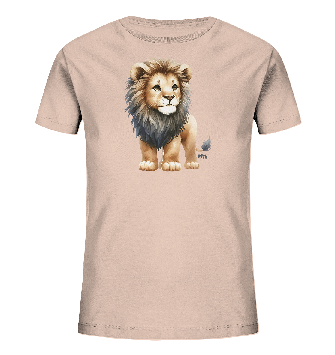 Onlineshop Shirts fuer Kinder - Das Bild zeigt ein hellrosafarbenes T-Shirt fuer Kinder. Auf der Vorderseite ist ein niedliches Loewenbaby abgebildet, das aufrecht steht und zur Seite blickt. Es hat eine flauschige Maehne und einen freundlichen Blick. Dieses Design wirkt verspielt und kindgerecht.