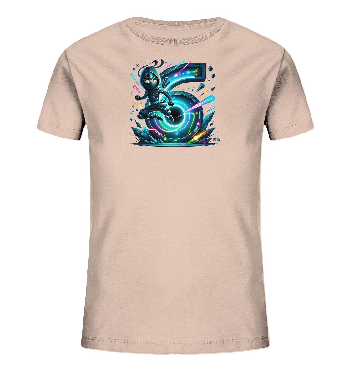 Onlineshop Shirts fuer Kinder - Das Bild zeigt ein hellrosafarbenes Kinder-T-Shirt mit einer dynamischen Grafik. Es stellt einen kleinen Ninja-Charakter in einer Kampfpose vor einer grossen, leuchtenden Zahl Sechs dar. Die Zahl ist mit neonartigen Lichtern in Blau, Gruen und Pink umrandet und von energiegeladenen Linien und Formen umgeben. Das Design wirkt modern und aufregend.