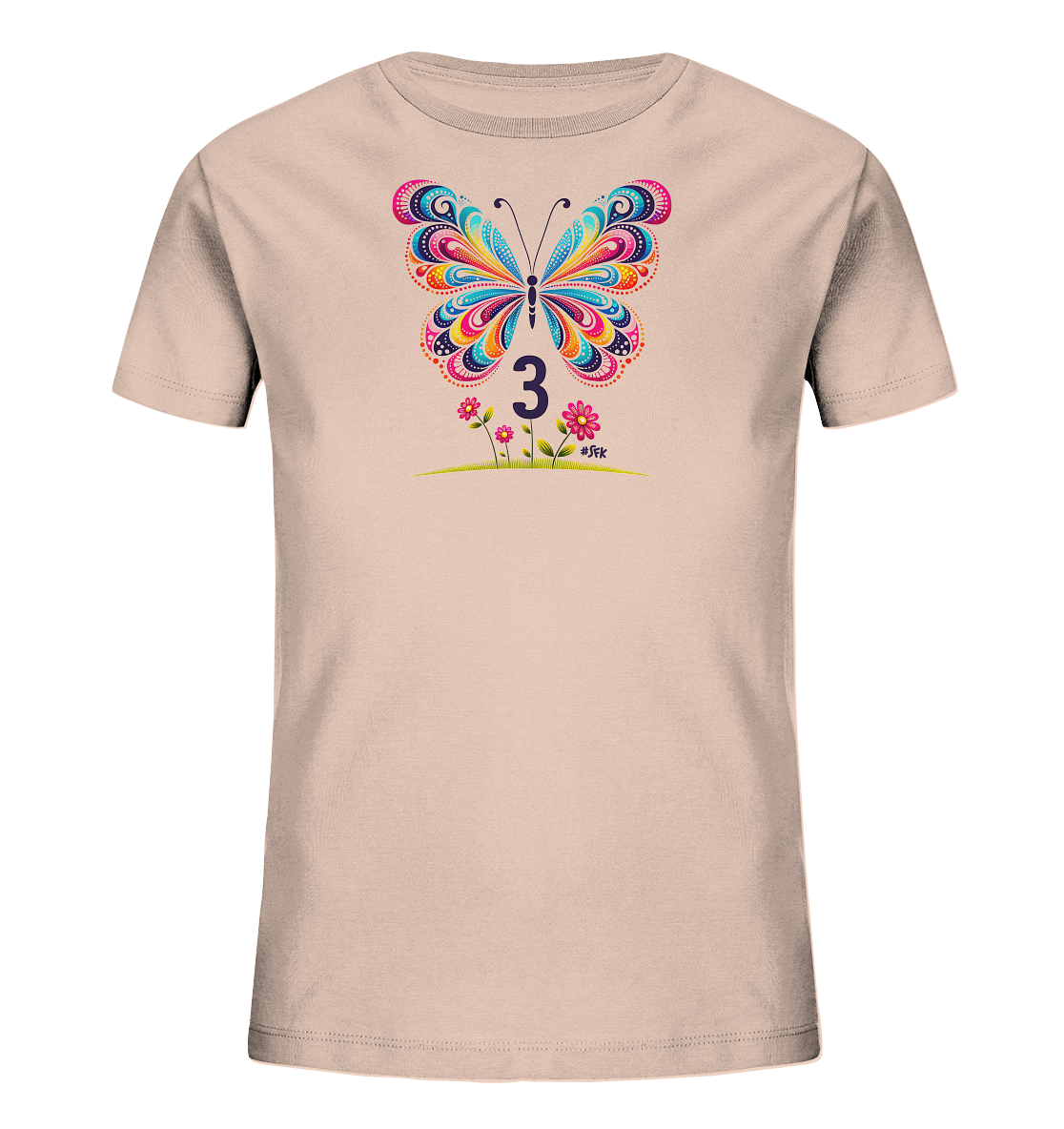 Onlineshop Shirts fuer Kinder - Das Bild zeigt ein hellrosa T-Shirt fuer Kinder mit einem farbenfrohen Schmetterlingsmotiv. Der detailreiche Schmetterling ist in verschiedenen lebendigen Farben gestaltet. Darunter befindet sich die grosse Zahl Drei in dunklem Lila. Das Design wird durch kleine rosa Blumen am unteren Rand ergaenzt.