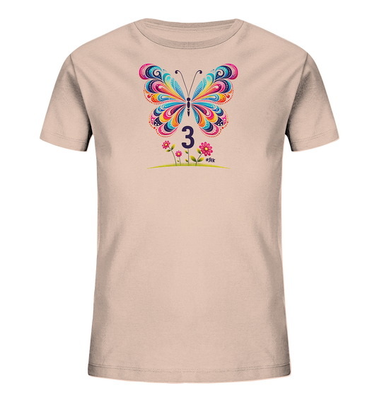 Onlineshop Shirts fuer Kinder - Das Bild zeigt ein hellrosa T-Shirt fuer Kinder mit einem farbenfrohen Schmetterlingsmotiv. Der detailreiche Schmetterling ist in verschiedenen lebendigen Farben gestaltet. Darunter befindet sich die grosse Zahl Drei in dunklem Lila. Das Design wird durch kleine rosa Blumen am unteren Rand ergaenzt.