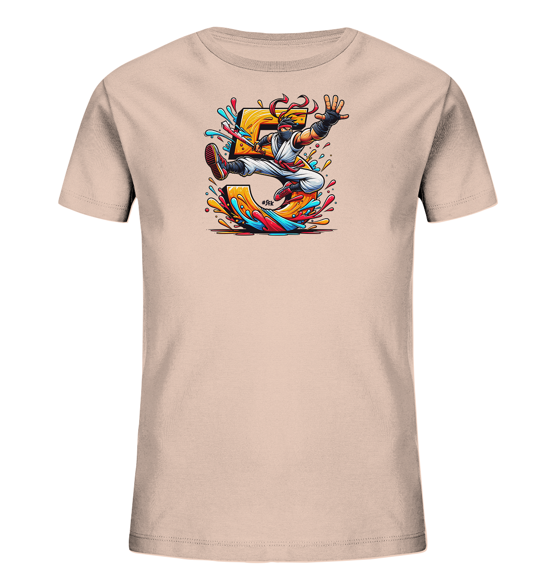 Onlineshop Shirts fuer Kinder - Das Bild zeigt ein helles, beiges Kinder-T-Shirt. Darauf ist ein dynamisches Motiv mit der grossen gelben Zahl '5' abgebildet. Ein stilisierter Charakter im Kampfanzug springt durch die Ziffer, umgeben von farbigen Spritzern. Das Design wirkt energiegeladen und modern.