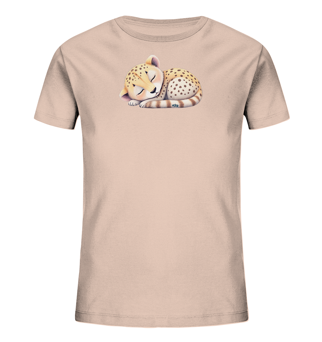Onlineshop Shirts fuer Kinder - Das Bild zeigt ein beiges Kinder-T-Shirt mit einem niedlichen Tiermotiv auf der Vorderseite. Ein kleiner, gefleckter Gepard liegt friedlich schlafend eingerollt. Das Motiv ist detailreich und liebevoll gestaltet, mit sanften Farben und realistischen Schattierungen. Das T-Shirt hat einen klassischen Rundhalsausschnitt und kurze Ärmel.