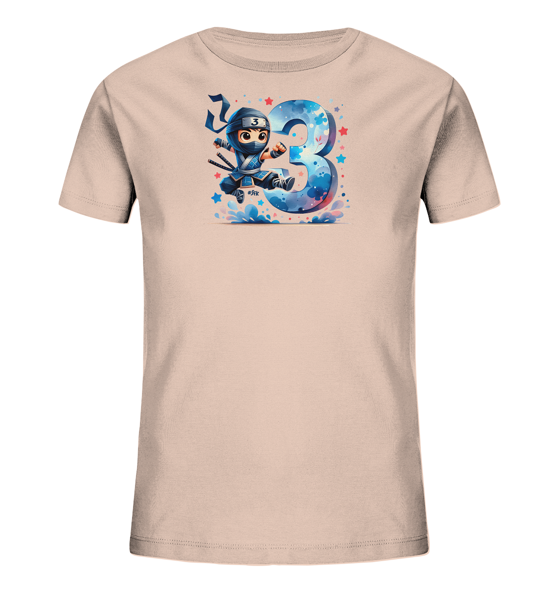 Onlineshop Shirts fuer Kinder - Das Bild zeigt ein hellbeigefarbenes Kinder-T-Shirt mit einem verspielten Motiv. Ein kleiner Cartoon-Ninja in blauer Kleidung springt ueber eine grosse, stilisierte Zahl Drei. Die Ziffer Drei ist mit einem farbenfrohen Muster aus Sternen und Galaxien gefuellt. Das Design ist von kleinen Sternen umgeben und wirkt lebendig.