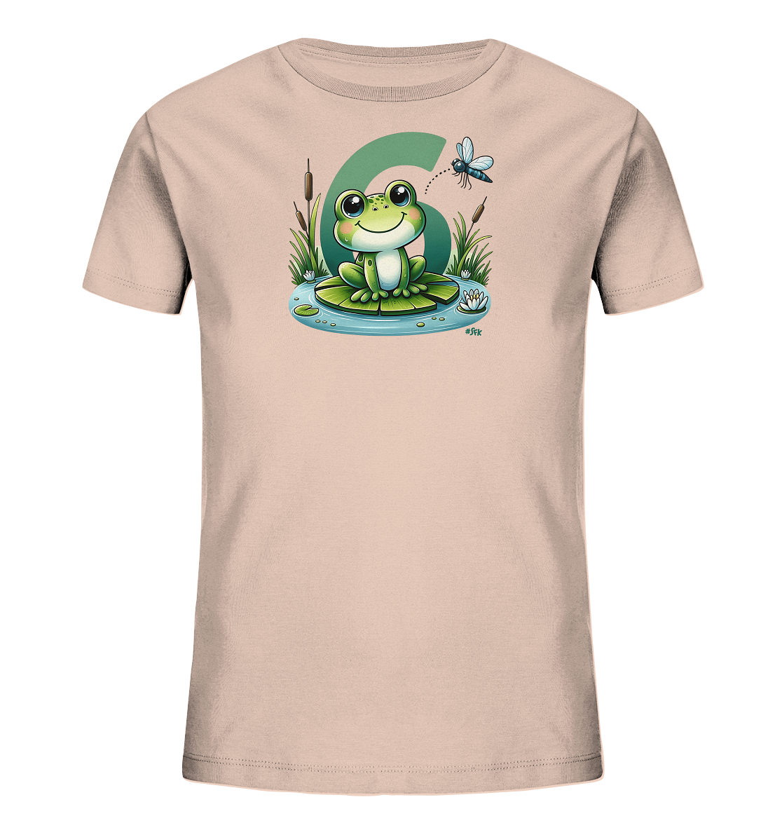 Onlineshop Shirts fuer Kinder - Das Bild zeigt ein hellrosa T-Shirt mit einer suessen Illustration eines Frosches. Der Frosch sitzt auf einem Seerosenblatt in einer Teichszene mit Wasserpflanzen und Blueten. Eine Libelle fliegt ueber dem Frosch. Eine grosse gruene Zahl '6' ist prominent hinter der Teichgrafik abgebildet.
