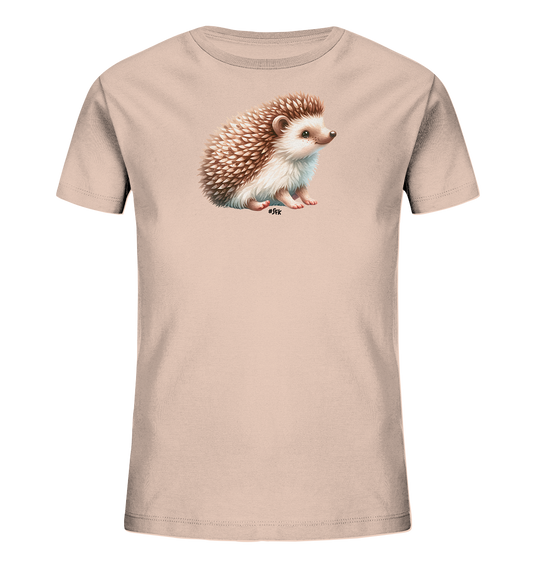 Onlineshop Shirts fuer Kinder - Das Bild zeigt ein Kinder T-Shirt in einem zarten Beigeton mit einem naturgetreuen Druck eines Igels auf der Vorderseite. Der Igel sitzt ruhig und ist detailliert mit seinen braunen Stacheln und dem hellen Gesicht dargestellt. Dieses schlichte, aber ansprechende Design ist mittig auf dem Shirt platziert.