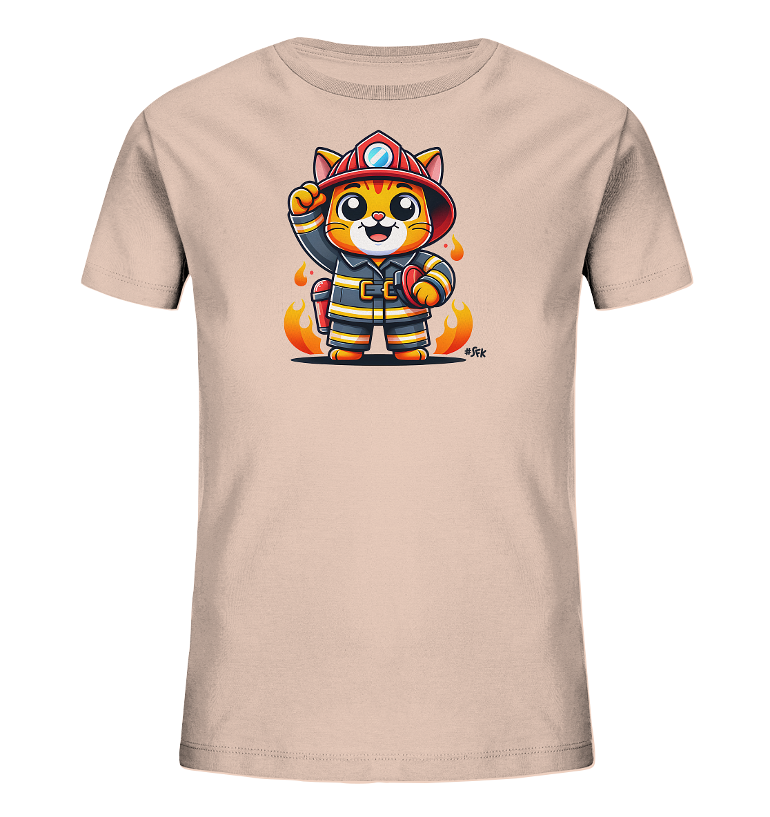 Onlineshop Shirts fuer Kinder - Das Bild zeigt ein hellrosa Kinder-T-Shirt mit einem niedlichen Motiv auf der Vorderseite. Abgebildet ist eine cartoonhafte Katze, die eine vollstaendige Feuerwehrmannuniform traegt, inklusive Helm. Die Katze haelt einen roten Gegenstand und hebt eine Pfote, waehrend kleine Flammen das Design umgeben. Dieses froehliche Motiv ist ideal fuer junge Fans von Feuerwehr und Tieren.