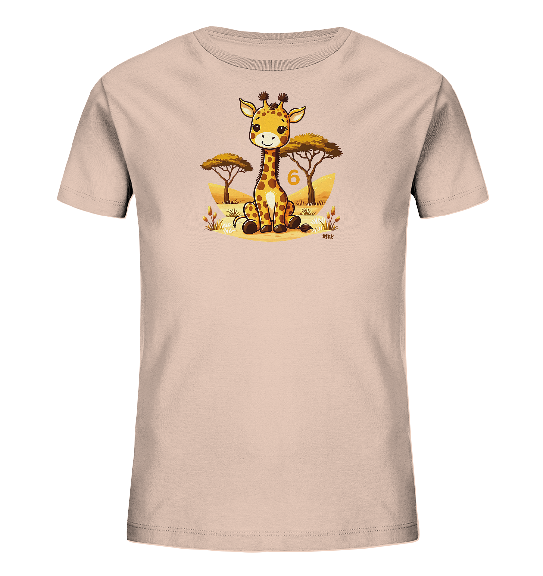 Onlineshop Shirts fuer Kinder - Das Bild zeigt ein T-Shirt in hellem Rosé mit einer niedlichen Illustration. Auf der Vorderseite ist eine laechelnde, sitzende Cartoon-Giraffe abgebildet, umgeben von einer Savannenlandschaft mit Baeumen. Neben der Giraffe steht die Zahl '6' in einem warmen Farbton.