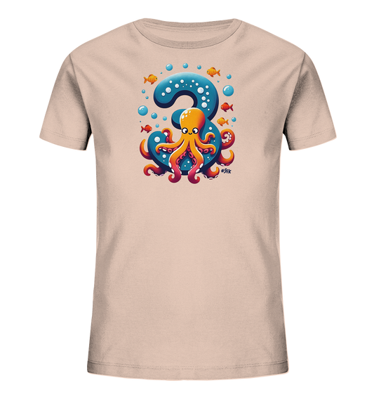 Onlineshop Shirts fuer Kinder - Das Bild zeigt ein hellbeiges Kinder-T-Shirt mit einem froehlichen Unterwassermotiv. Im Zentrum steht eine grosse, blaue Zahl Drei, die mit Blasen verziert ist. Ein freundlicher Oktopus in warmen Farben sitzt davor, umgeben von kleinen Fischen und weiteren Blasen. Das Design wirkt lebendig und maritim.