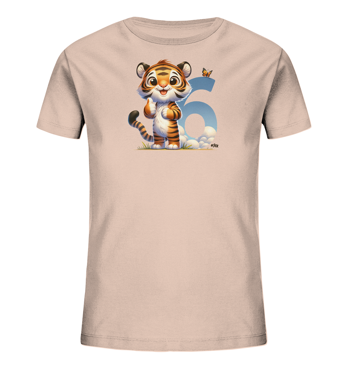 Onlineshop Shirts fuer Kinder - Dieses T-Shirt in hellem Rosa zeigt eine bezaubernde Illustration eines kleinen Tigerjungen. Der Tiger steht laechelnd auf einer Wiese und gibt einen Daumen hoch, waehrend eine grosse blaue Zahl sechs im Hintergrund zu sehen ist. Kleine Wolken und ein Schmetterling ergaenzen das verspielte Design.