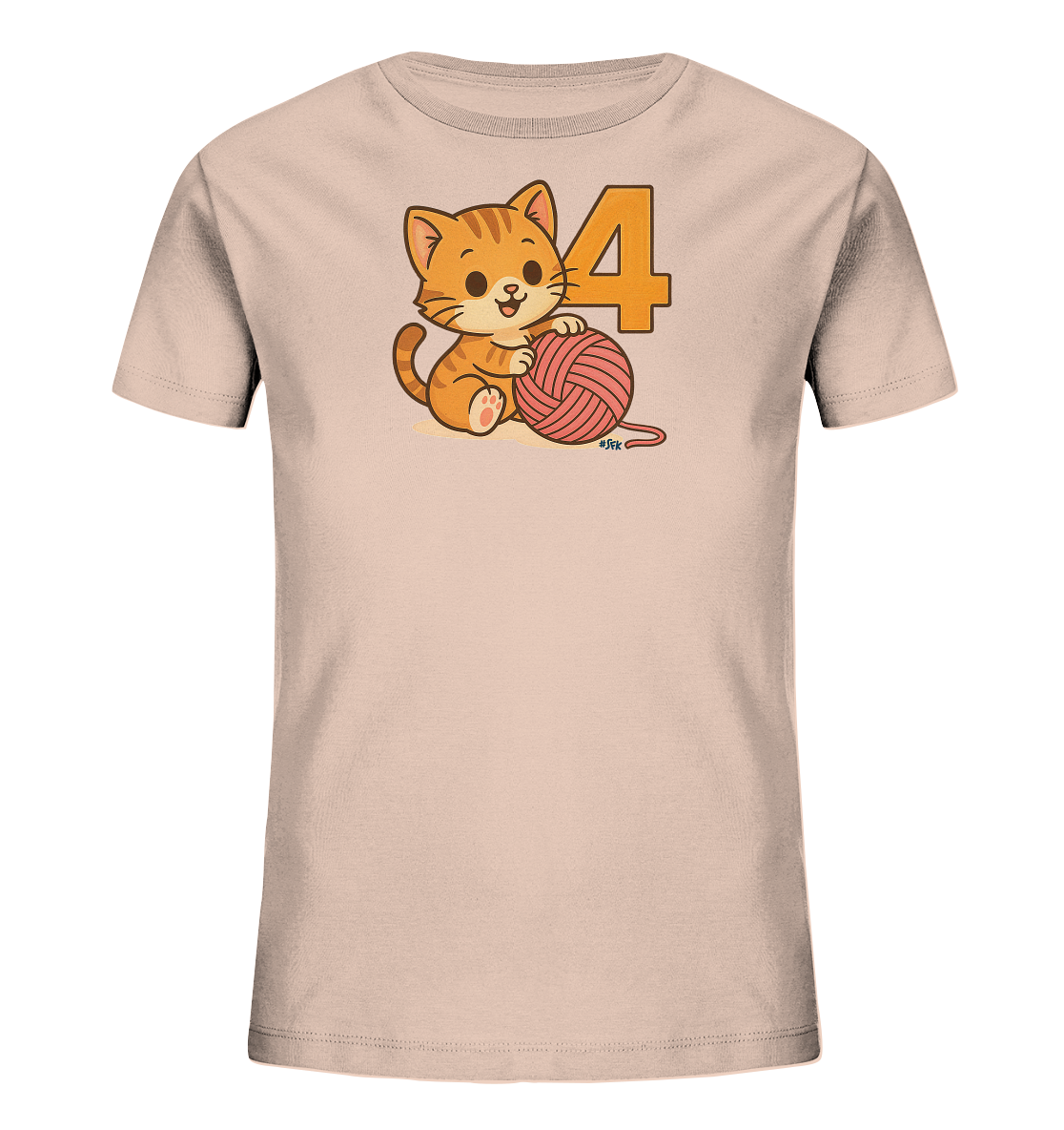 Onlineshop Shirts fuer Kinder - Dieses T-Shirt fuer Kinder ist in einem zarten Rosaton gehalten und zeigt eine Illustration einer sitzenden, orange gestreiften Katze. Die Katze spielt mit einem rosa Wollknaeuel. Neben dem Motiv der Katze und des Wollknaeuels ist die grosse Zahl '4' in einem warmen Orangeton platziert. Das Design wirkt freundlich und verspielt.