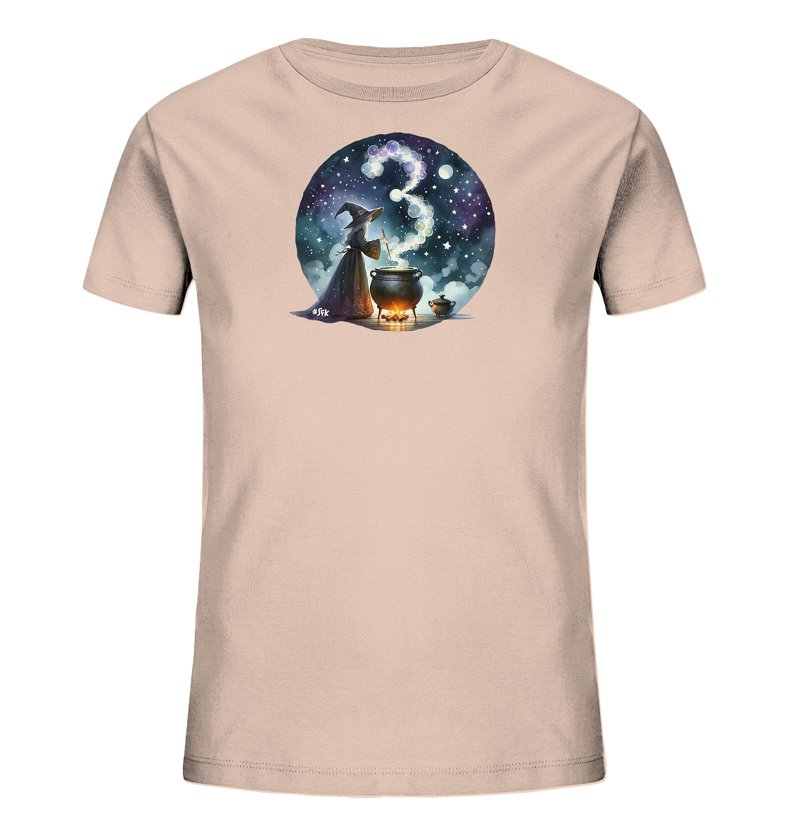 Onlineshop Shirts fuer Kinder - Das Bild zeigt ein hellrosa T-Shirt fuer Kinder mit einem runden Motiv. Darauf ist eine magische Figur in Umhang und Hut zu sehen, die in einem brodelnden Kessel ruehrt. Der aufsteigende Dampf formt die Zahl '3' vor einem sternenklaren Nachthimmel. Das Design beinhaltet auch eine kleine Beigabe neben dem Kessel.