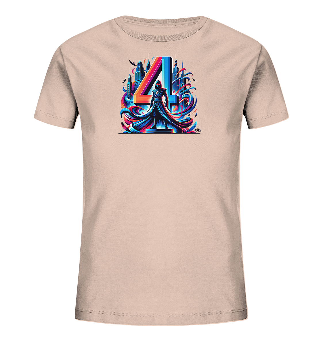 Onlineshop Shirts fuer Kinder - Das T-Shirt hat eine zarte, hautfarbene Farbe. Auf der Vorderseite befindet sich eine grosse, bunte "4" in lebhaften Gradientenfarben. Eine dunkle Figur steht vor der Zahl, umgeben von dynamischen, geschwungenen Formen in passenden Farben. Im Hintergrund ist eine stilisierte Stadtansicht erkennbar.