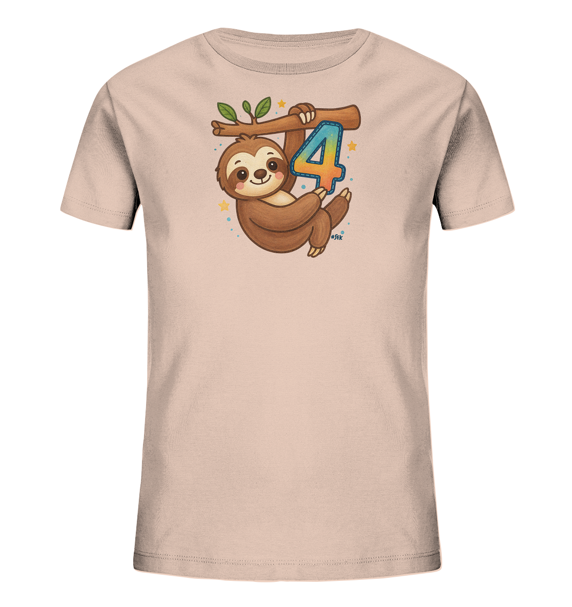 Onlineshop Shirts fuer Kinder - Das Bild zeigt ein hellrosafarbenes Kinder-T-Shirt. Auf der Vorderseite ist eine Illustration eines Faultiers, das an einem Ast haengt. Das Faultier haelt eine bunte Zahl '4' fest, und das Design wird von kleinen Sternen und Punkten ergaenzt. Es ist ein verspieltes Motiv, passend fuer Kinder.