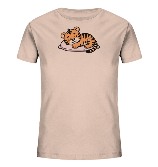 Onlineshop Shirts fuer Kinder - Das Bild zeigt ein hellrosafarbenes Kinder-T-Shirt. Auf der Vorderseite ist eine suesse, schlafende Tigerkatze abgebildet, die es sich auf einem rosafarbenen Kissen gemuetlich gemacht hat. Die Tigerkatze hat orangefarbenes Fell mit schwarzen Streifen und einen friedlichen Gesichtsausdruck. Das Motiv wirkt niedlich und beruhigend, ideal fuer ein Kinderoutfit.