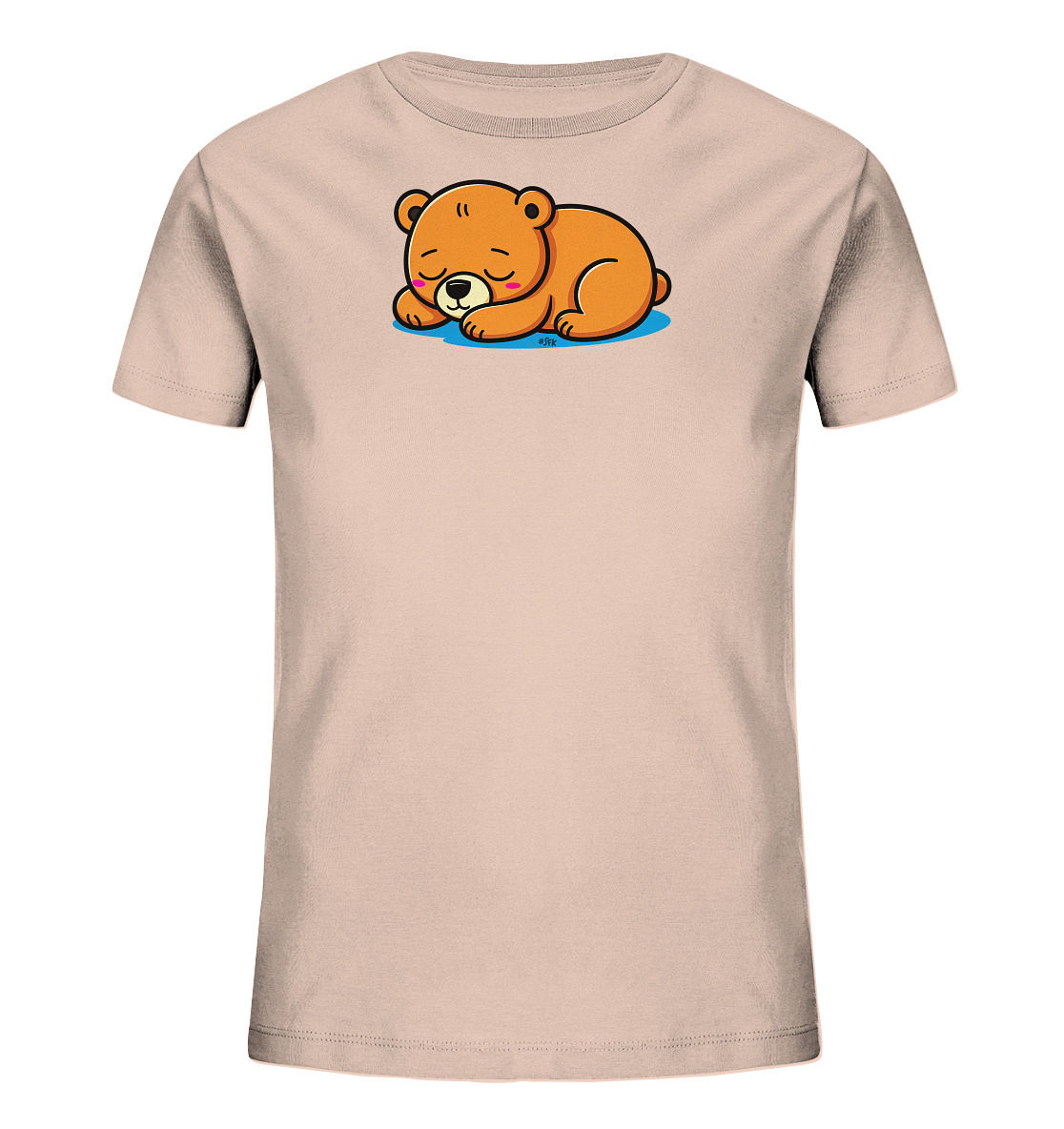 Onlineshop Shirts fuer Kinder - Das Bild zeigt ein hellbeiges Kinder-T-Shirt. Auf der Vorderseite ist eine friedlich schlafende, braune Baerenfigur abgebildet, die auf einer blauen Flaeche ruht. Das Design ist liebevoll und weckt eine ruhige, entspannte Atmosphaere. Das T-Shirt hat kurze Ärmel und einen klassischen Rundhalsausschnitt.