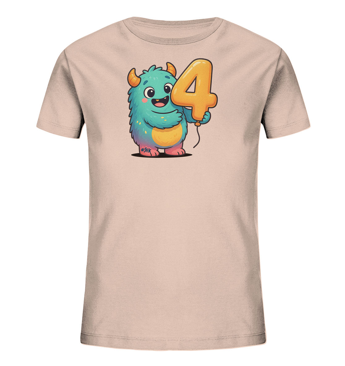 Onlineshop Shirts fuer Kinder - Das T-Shirt ist in einem hellen Rosa-/Beigeton gehalten. Es zeigt ein niedliches, blau-gruenes Monster, das einen orangefarbenen Ballon in Form der Zahl 4 festhaelt. Das Monster hat Hoerner, ein breites Laecheln und bunte Akzente am Bauch und an den Fuessen. Dieses froehliche Motiv ist auf die Vorderseite des Shirts gedruckt.