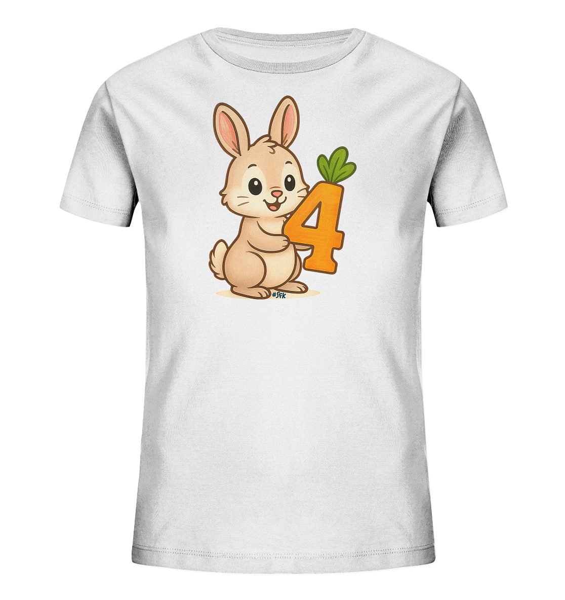 Onlineshop Shirts fuer Kinder - Das Bild zeigt ein weisses Kinder-T-Shirt mit einem niedlichen Comic-Motiv. Ein freundlicher, brauner Hase haelt die orangefarbene Zahl '4', die oben gruene Blaetter wie eine Moehre hat. Der Hase sitzt aufrecht und laechelt, umgeben von einem leichten Schatten. Das Design ist verspielt und farbenfroh, ideal fuer ein Kind.