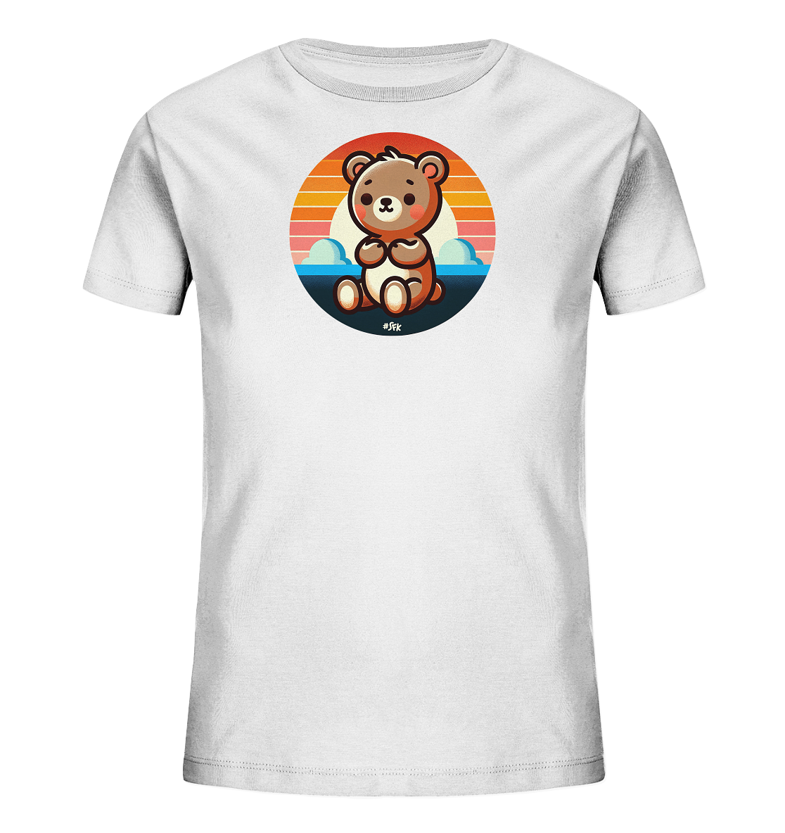 Onlineshop Shirts fuer Kinder - Das Bild zeigt ein weisses T-Shirt fuer Kinder mit einem auffaelligen Grafikdruck auf der Vorderseite. Der runde Druck zeigt einen freundlichen Cartoon-Baeren, der vor einem Hintergrund mit stilisierten Bergen, Wasser und einem bunten Sonnenuntergang sitzt. Das Design ist detailreich gestaltet und verwendet warme, ansprechende Farben. Dieses Shirt ist eine froehliche Ergaenzung fuer die Kindergarderobe.