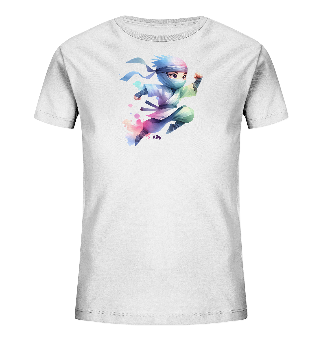 Onlineshop Shirts fuer Kinder - Das Bild zeigt ein weisses Kinder T-Shirt mit einem farbenfrohen Ninja-Motiv auf der Vorderseite. Die Illustration zeigt einen kleinen, agilen Ninja in Bewegung, dargestellt im Aquarell-Stil mit sanften Blau-, Rosa- und Gruentoenen. Der Charakter traegt einen klassischen Ninja-Anzug und ein Stirnband. Um die Figur herum sind farbige Spritzer zu sehen, die den dynamischen Eindruck verstaerken.