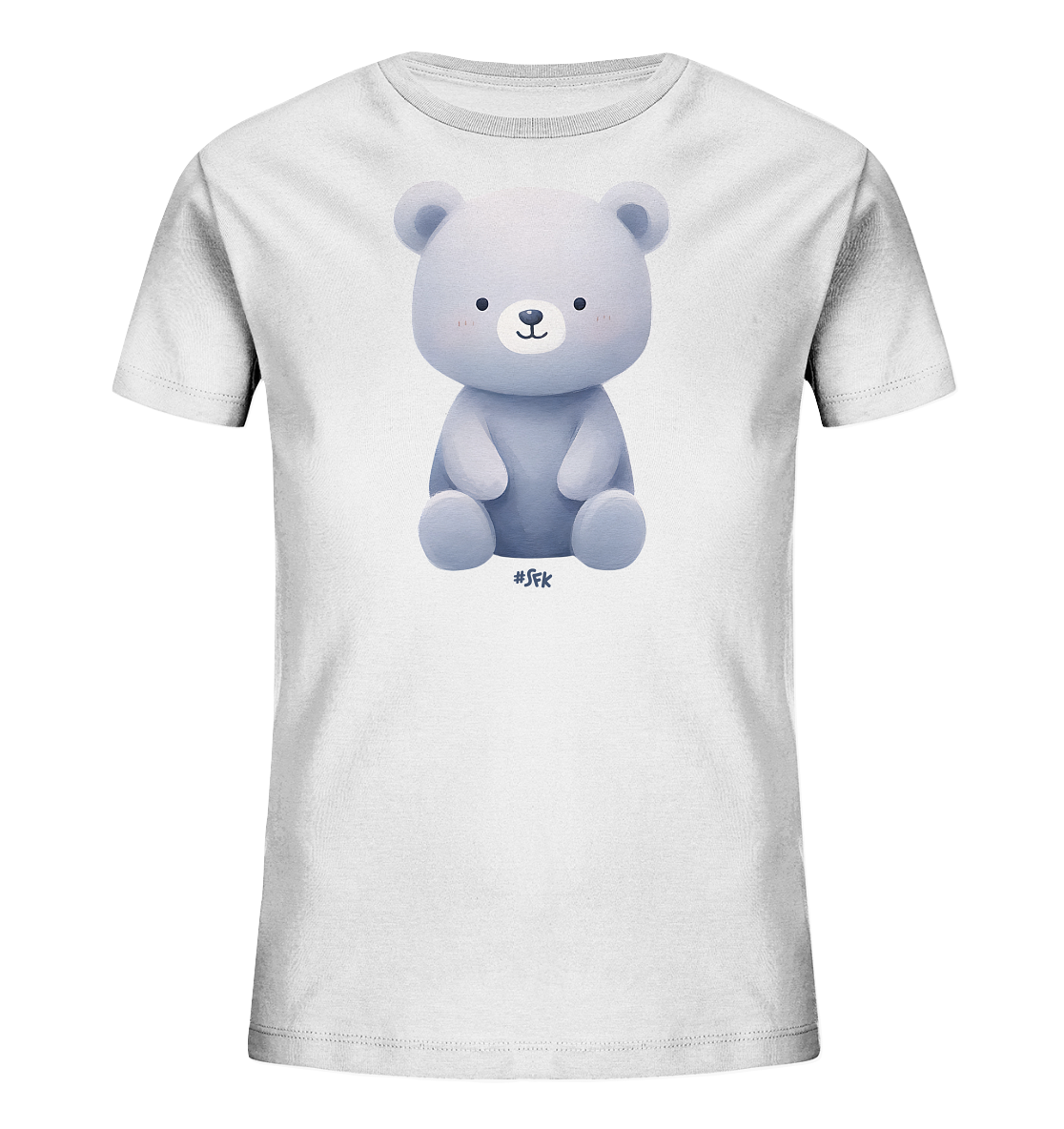 Onlineshop Shirts fuer Kinder - Das Bild zeigt ein weisses Kinder-T-Shirt mit einer niedlichen Illustration eines sitzenden Teddybaeren in Pastellblau. Der Baer hat grosse Ohren, rosa Wangen und ein freundliches Laecheln, was dem Shirt einen schlichten und liebenswerten Charakter verleiht.