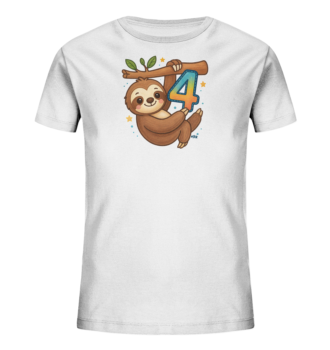 Onlineshop Shirts fuer Kinder - Das Bild zeigt ein weisses Kinder-T-Shirt mit einem niedlichen Motiv eines Faultiers. Das Faultier haengt an einem Ast und haelt dabei die bunte Zahl "4" fest. Das Design ist von kleinen Sternen und Blaettern umgeben. Es ist ein froehliches und farbenfrohes Design.