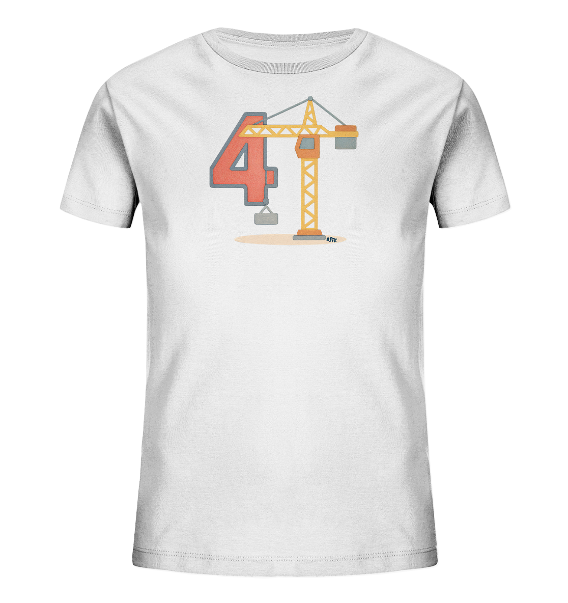 Onlineshop Shirts fuer Kinder - Das Bild zeigt ein weisses T-Shirt fuer Kinder mit einem detailreichen Motiv. Auf der Vorderseite ist ein gelb-grauer Baukran zu sehen, der eine grosse rote Zahl '4' an seinem Haken traegt. Die Illustration ist in klaren Farben gehalten und steht im Zentrum des Shirts. Dieses Design ist ideal fuer kleine Fans von Baustellen und Fahrzeugen.