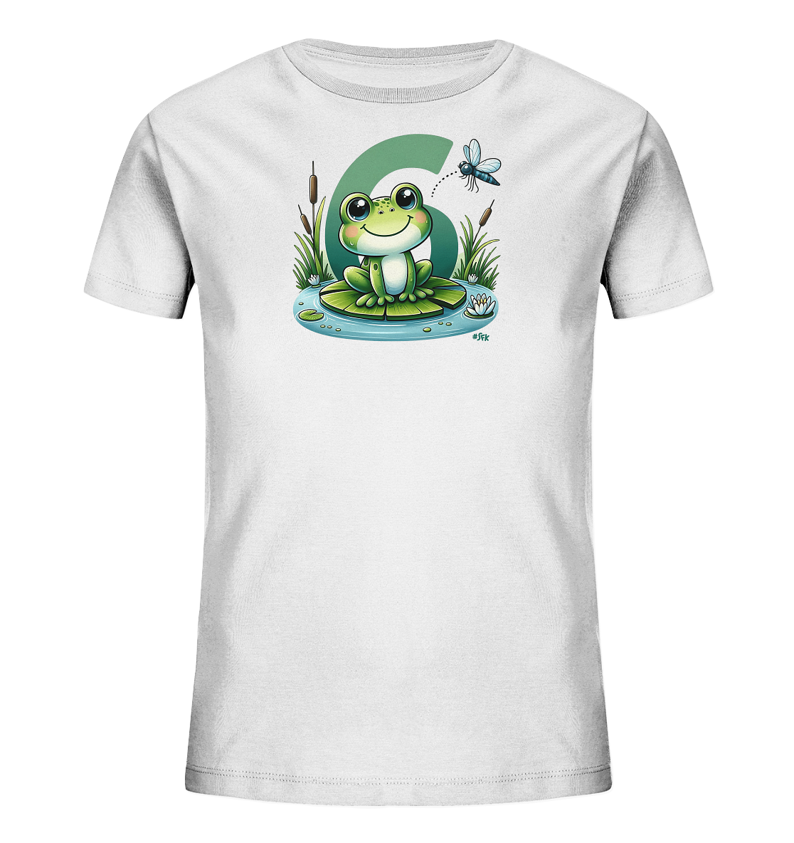 Onlineshop Shirts fuer Kinder - Das Bild zeigt ein weisses T-Shirt mit einer niedlichen Illustration eines freundlichen Frosches. Der Frosch sitzt auf einem Seerosenblatt in einem Teich, umgeben von Schilf und Seerosen. Hinter dem Frosch ist eine grosse gruene Zahl '6' abgebildet. Eine kleine Libelle fliegt ueber dem Frosch und ergaenzt das verspielte Motiv.