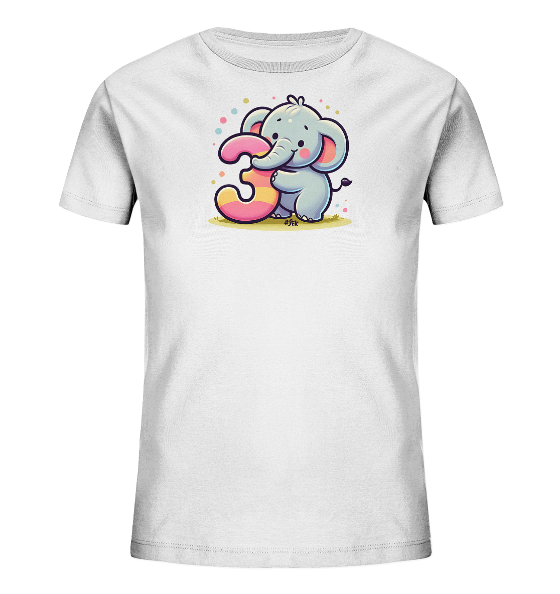 Onlineshop Shirts fuer Kinder - Das Bild zeigt ein weisses T-Shirt fuer Kinder mit einem farbenfrohen Aufdruck. Darauf ist ein niedlicher Cartoon-Elefant zu sehen, der eine grosse, gestreifte Zahl Drei umarmt. Kleine bunte Konfetti-Punkte umgeben das Motiv, das auf einem gruenen Untergrund dargestellt ist. Das Design ist froehlich und verspielt.