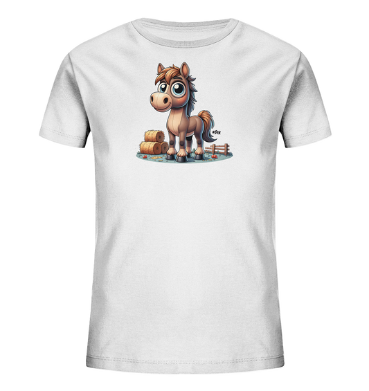Onlineshop Shirts fuer Kinder - Das Bild zeigt ein weisses Kinder-T-Shirt mit einem farbenfrohen Aufdruck. Auf der Vorderseite ist ein niedliches, cartoonhaftes Pferd abgebildet. Das Pferd steht vor Heuballen und einem kleinen Holzzaun in einer laendlichen Szene. Die Illustration ist detailreich und froehlich gestaltet.