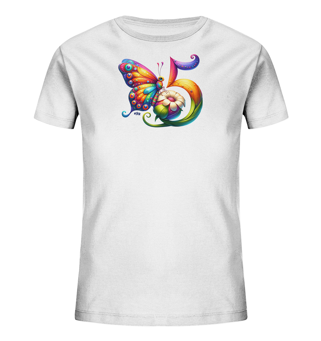 Onlineshop Shirts fuer Kinder - Das Bild zeigt ein weisses Kinder-T-Shirt mit einem grossen, farbenfrohen Druck auf der Vorderseite. Der Druck umfasst eine kunstvolle Zahl '5', die von Blaettern und Ranken umrahmt wird. Ein bunter Schmetterling mit detailreichen Fluegeln sitzt auf der Zahl, begleitet von einer stilisierten Blume. Die Gesamtgestaltung ist lebendig und detailreich.