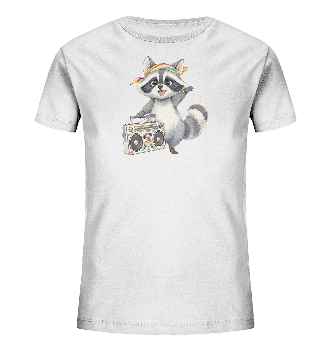 Onlineshop Shirts fuer Kinder - Das Bild zeigt ein weisses Kinder-T-Shirt mit einem niedlichen Waschbaerenmotiv auf der Vorderseite. Der Waschbaer traegt ein regenbogenfarbenes Bandana und haelt einen Boombox, waehrend er froehlich winkt. Die Darstellung ist dynamisch und farbenfroh, was dem Shirt einen spielerischen Charakter verleiht.